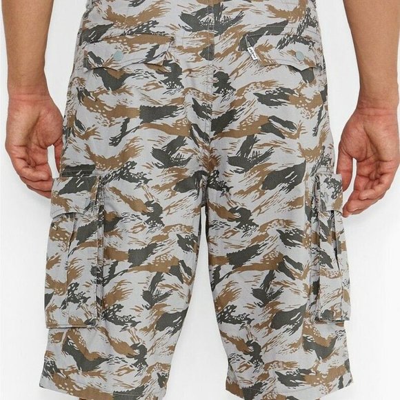 Levi's Men's Belted Camouflage Snap Cargo Shorts - Picture 2 of 5